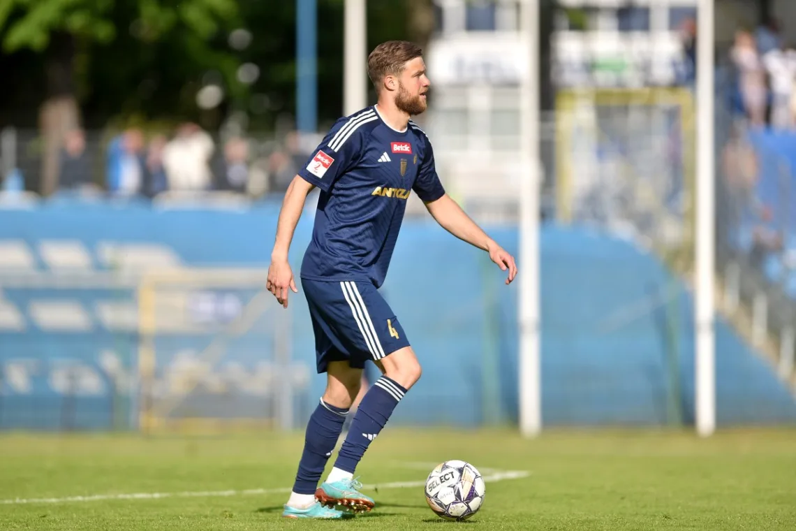 Pilkarz-KKS-Kalisz-wyprowadzajacy-pilke