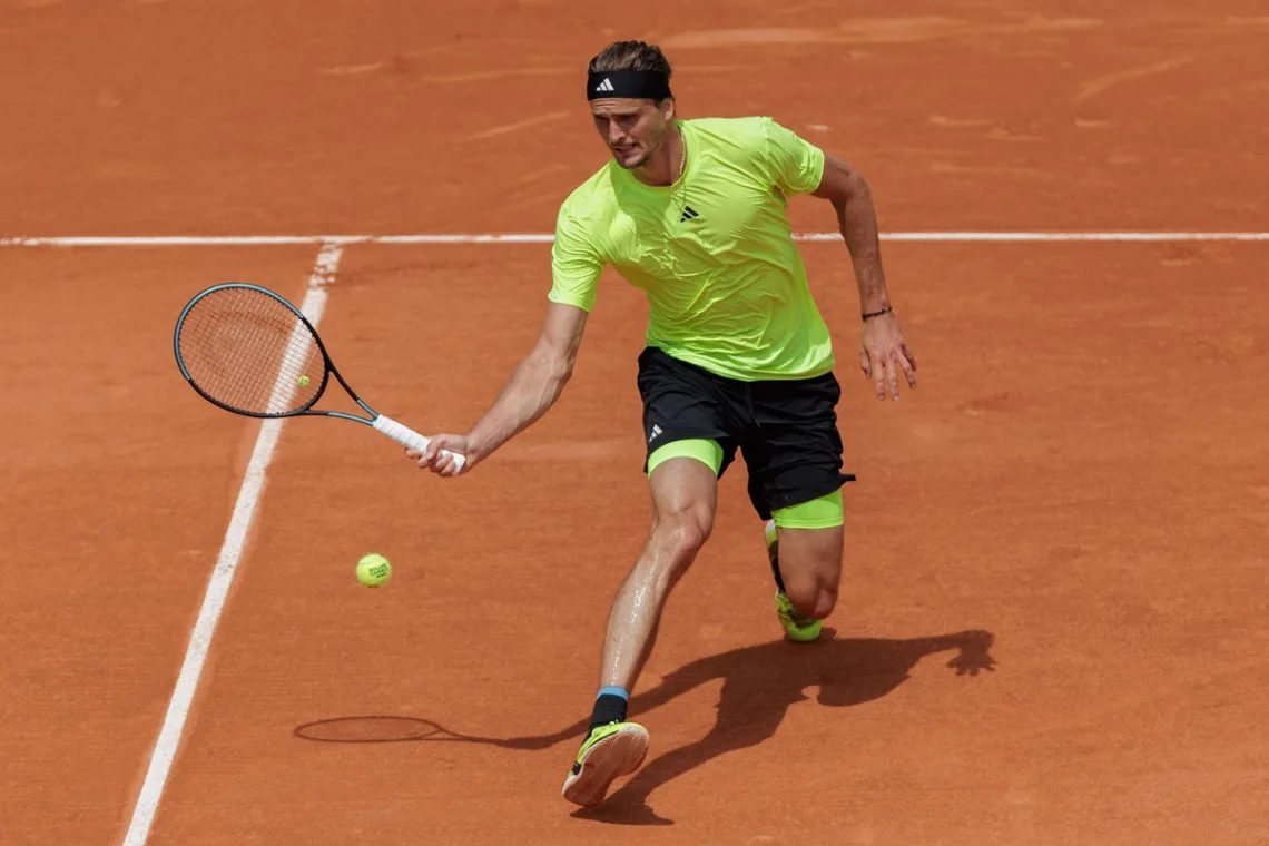 Alexander Zverev podbiegający do skrótu