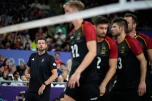 Michal Winiarski, looks at players