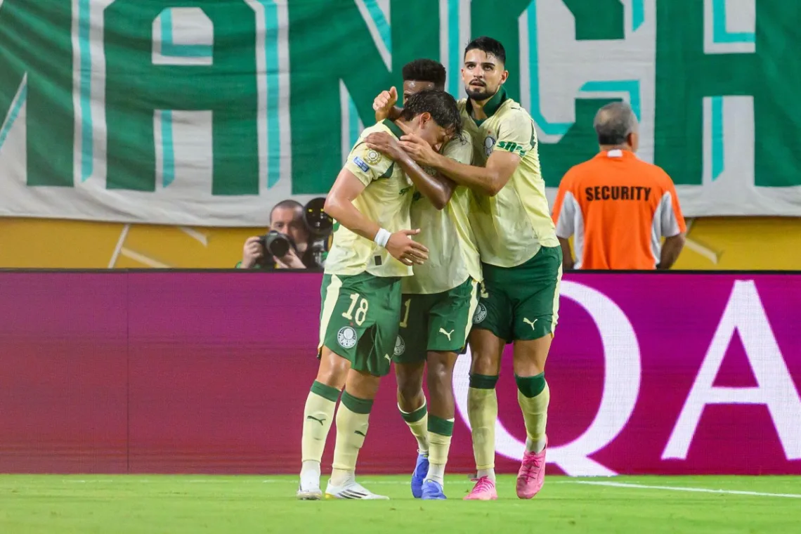 Pilkarze-Palmeiras-celebrujacy-zdobycie-gola