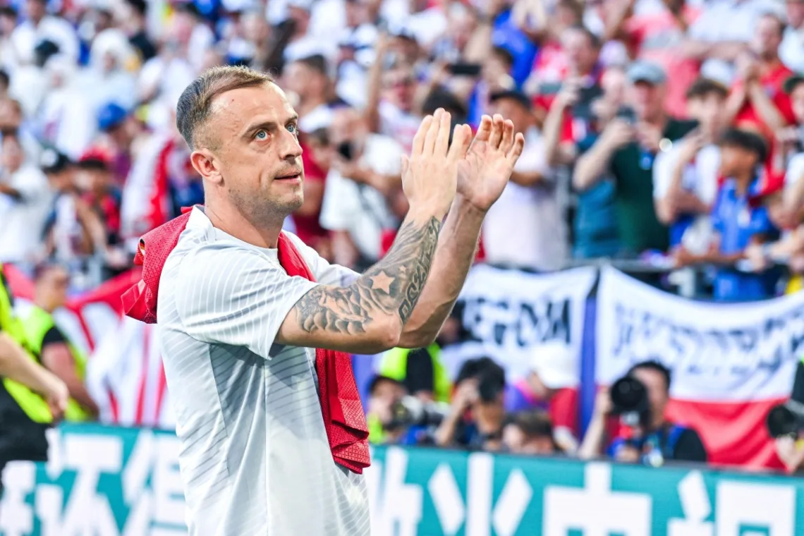 Kamil-Grosicki-bijacy-brawo-kibicom