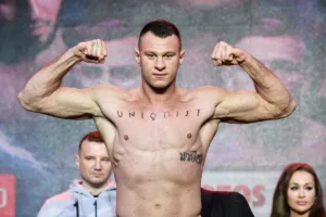 Arkadiusz-Wrzosek-na-wazeniu-przed-gala