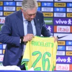 Carlo-Ancelotti-trzymajacy-koszulke-Brazylii