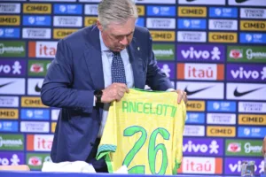 Carlo-Ancelotti-trzymajacy-koszulke-Brazylii