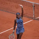 Coco Gauff po wygranym meczu machająca do kibiców