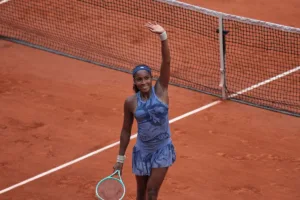 Coco Gauff po wygranym meczu machająca do kibiców