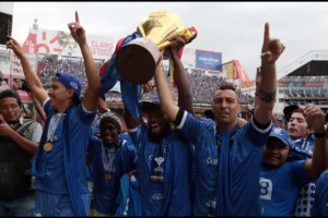 Emelec-z-mistrzowskim-trofeum-w-2015-roku-foto-Xinhua / Alamy Stock Photo