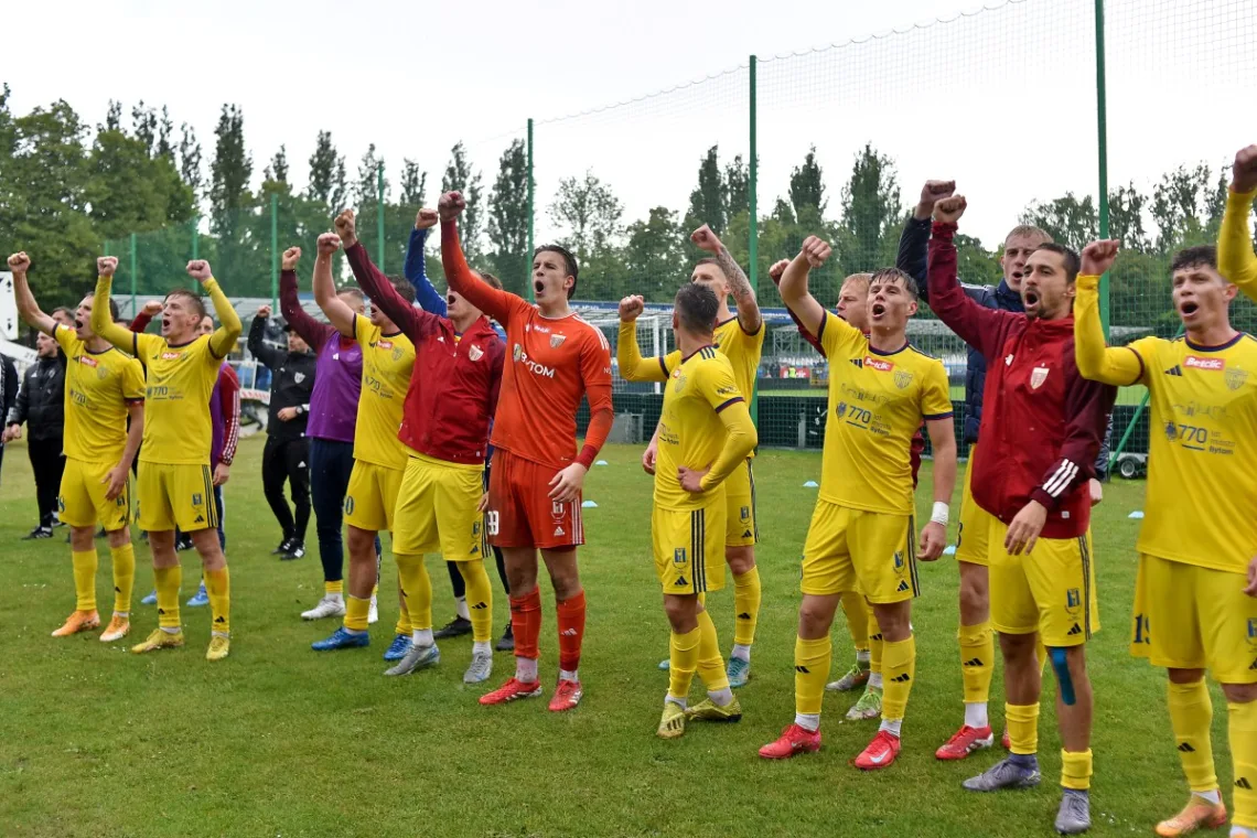 Pilkarze-Polonii-Bytom-spiewajacy-po-meczu