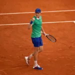 Jannik Sinner po wygranym punkcie na Roland Garros