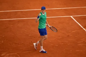 Jannik Sinner po wygranym punkcie na Roland Garros