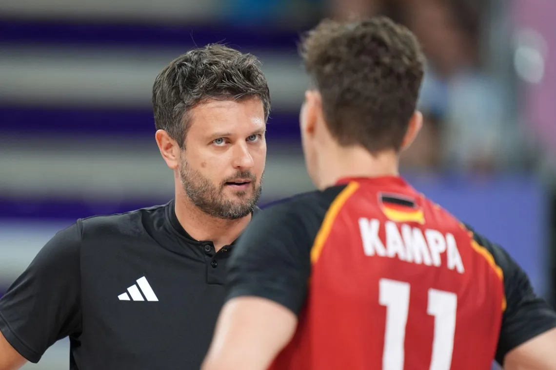 Michal Winiarski patrzy na Lukas Kampa