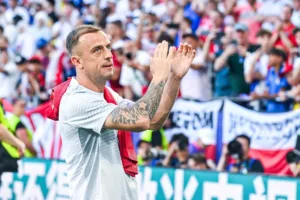 Kamil-Grosicki-bijacy-brawo-kibicom