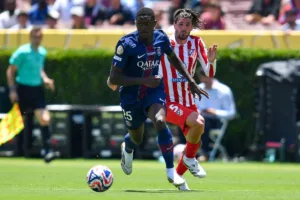 Nuno-Mendes-prowadzacy-pilke-w-spotkaniu-z-Atletico