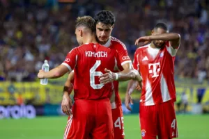 Pilkarze-Bayernu-po-zdobyciu-gola