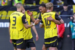 Pilkarze-Borussii-Dortmund-po-zdobyciu-gola