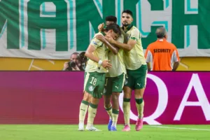Pilkarze-Palmeiras-celebrujacy-zdobycie-gola
