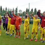 Pilkarze-Polonii-Bytom-spiewajacy-po-meczu