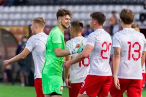 Pilkarze-reprezentacji-U21-cieszacy-sie-ze-zdobycia-bramki