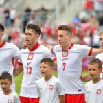 Polacy-spiewajacy-hymn-przed-meczem