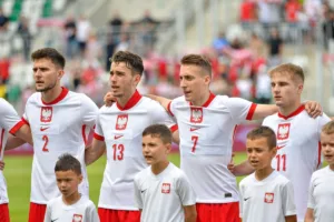 Polacy-spiewajacy-hymn-przed-meczem