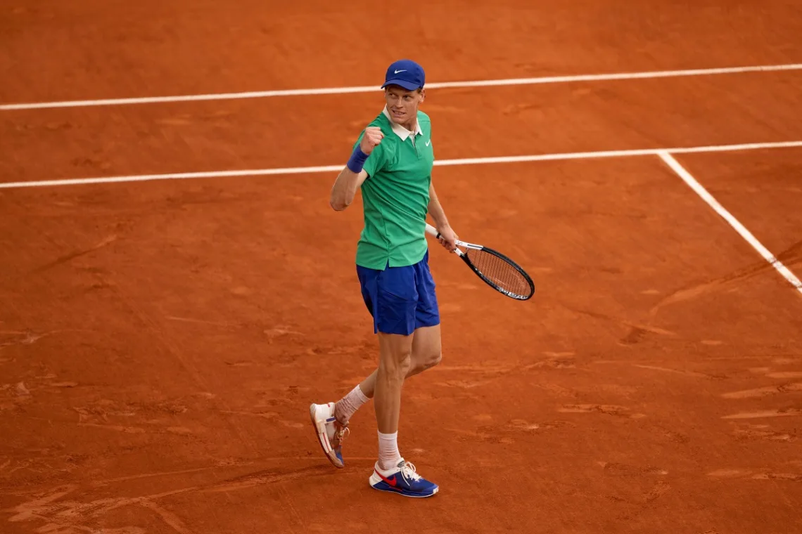 Jannik Sinner po wygranym punkcie na Roland Garros