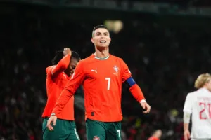 Usmiechniety-Cristiano-Ronaldo-podczas-meczu-Portugalii