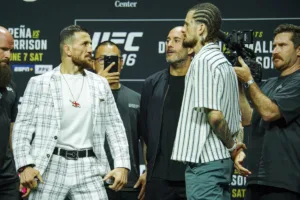 Zawodnicy-UFC-podczas-wazenia