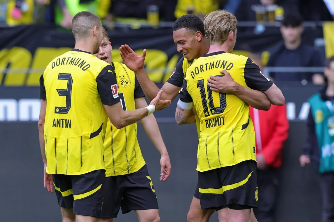 Pilkarze-Borussii-Dortmund-po-zdobyciu-gola