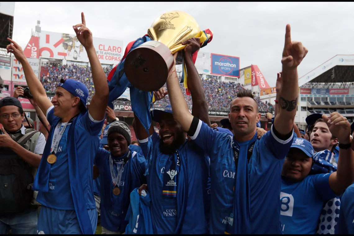 Emelec-z-mistrzowskim-trofeum-w-2015-roku-foto-Xinhua / Alamy Stock Photo