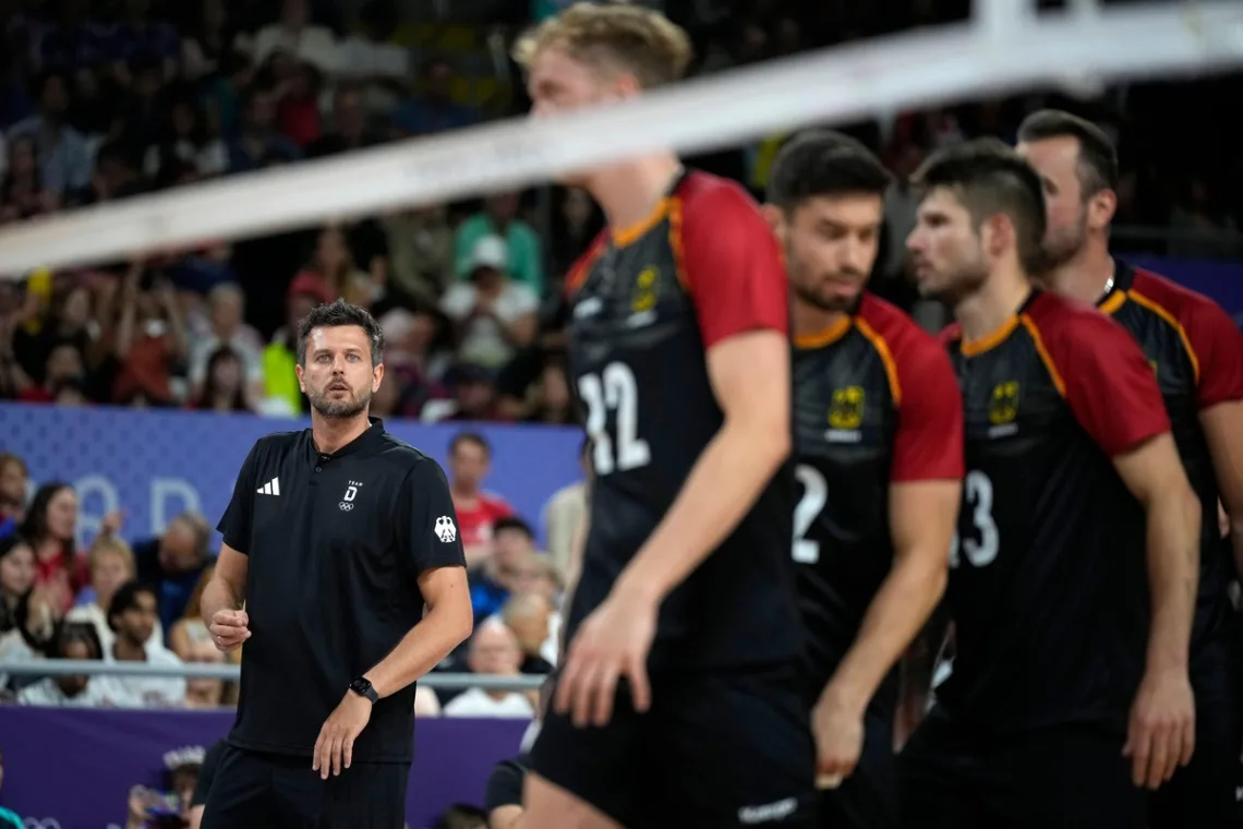 Michal Winiarski, looks at players