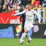 Lukas-Podolski-prowadzacy-pilke-na-boiskach-Ekstraklasy