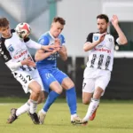 Zawodnicy-Sandecji-Nowy-Sacz-walczacy-o-pilke-w-meczu-z-Hutnikiem-Krakow