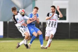Zawodnicy-Sandecji-Nowy-Sacz-walczacy-o-pilke-w-meczu-z-Hutnikiem-Krakow