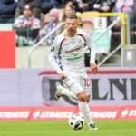 Podolski-prowadzacy-pilke-na-boiskach-Ekstraklasy