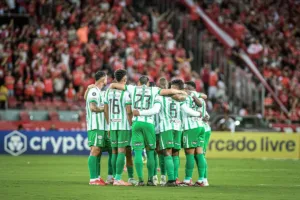 Zawodnicy-Atletico-Nacional-w-starciu-Copa-Libertadores-z-brazylijskim-Internacional-2025-foto-Alamy