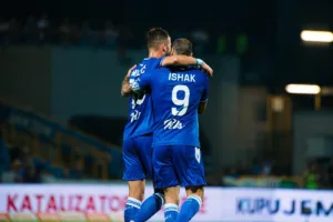 Ishak-celebrujacy-gola-w-meczu-ligowym-ze-Stala-Mielec