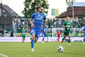 Mateusz-Cholewiak-prowadzacy-pilke