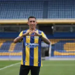 Angel-Di-Maria-podczas-swojej-prezentacji-w-zespole-z-Rosario-do-ktorego-powrocil-po-18-latach-gry-w-Euroie-foto-Alamy-Associated Press