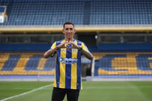 Angel-Di-Maria-podczas-swojej-prezentacji-w-zespole-z-Rosario-do-ktorego-powrocil-po-18-latach-gry-w-Euroie-foto-Alamy-Associated Press