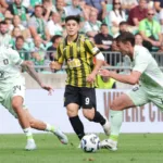 Zawodnicy-Olimpii-Ljubljana-walczacy-o-pilke-w-meczu-kwalifikacji-Ligi-Mistrzow