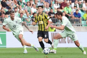 Zawodnicy-Olimpii-Ljubljana-walczacy-o-pilke-w-meczu-kwalifikacji-Ligi-Mistrzow