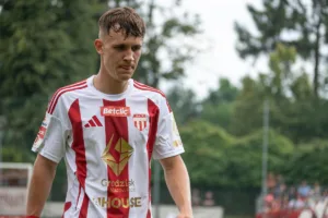 Adkonis-podczas-meczu-Pogoni-Grodzisk-Mazowiecki-w-Betclic-1-Liga