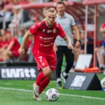 Fornalczyk-prowadzacy-pilke-na-boiskach-Ekstraklasy