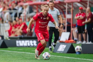 Fornalczyk-prowadzacy-pilke-na-boiskach-Ekstraklasy
