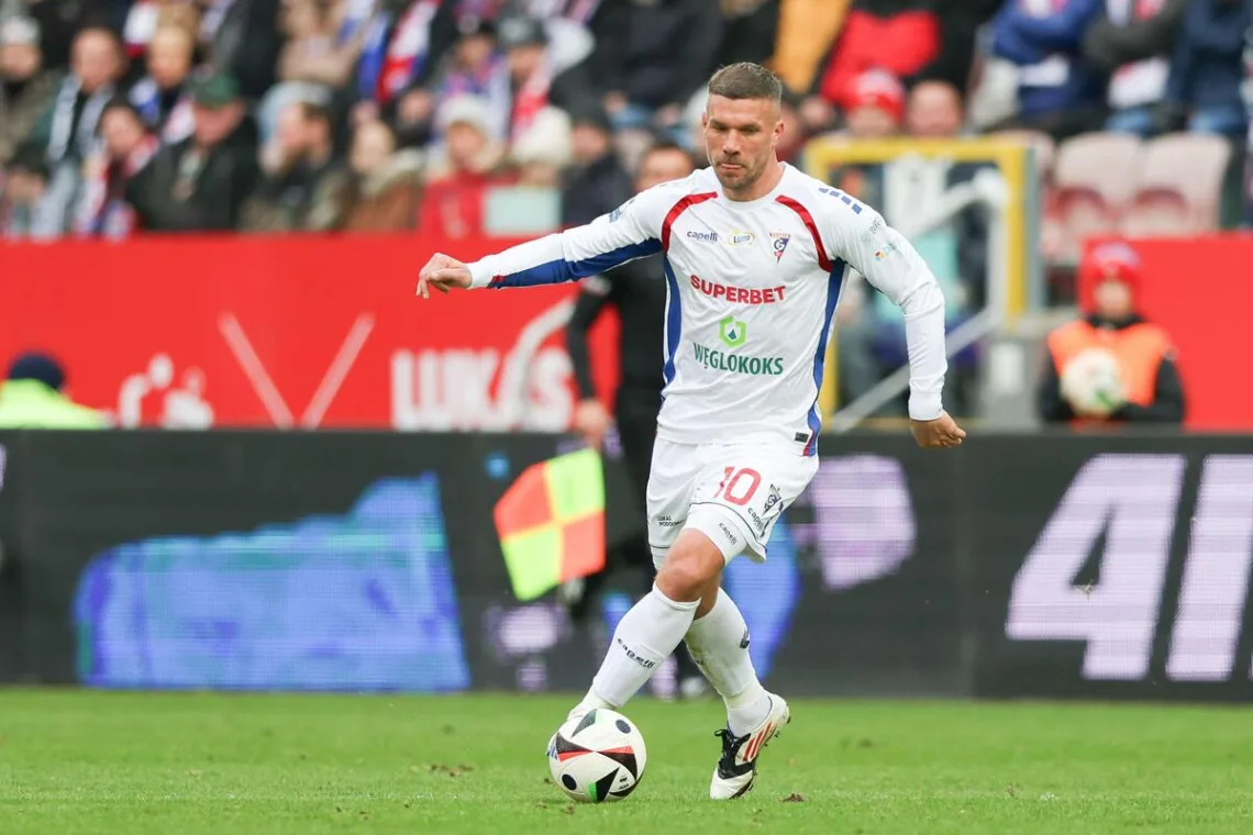 Lukas-Podolski-prowadzacy-pilke-na-boiskach-Ekstraklasy