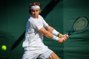 Andrey Rublev przed odbiciem backhandowym
