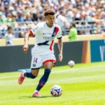 Desire-Doue-w-koszulce-PSG-podczas-meczu-KMS