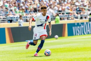 Desire-Doue-w-koszulce-PSG-podczas-meczu-KMS