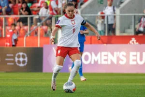 Ewa-Pajor-oddajaca-strzal-w-meczu-z-Islandia