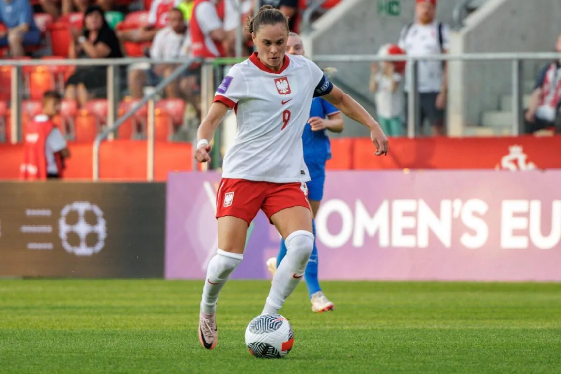 Ewa-Pajor-oddajaca-strzal-w-meczu-z-Islandia